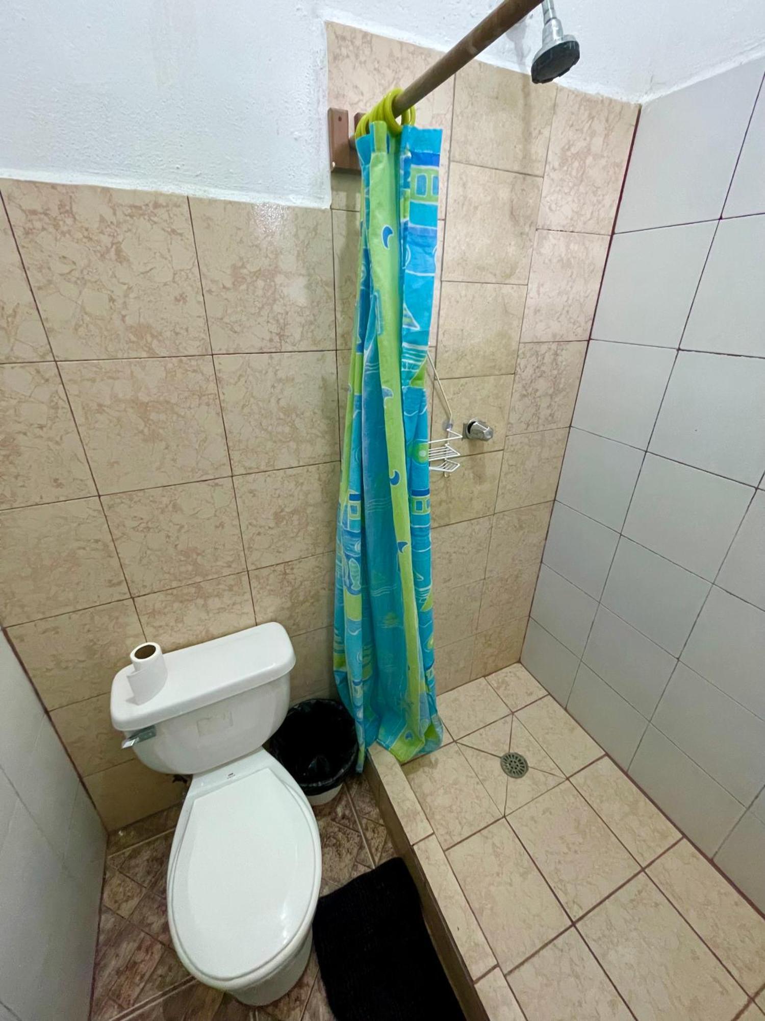 Hostal Inn 1 Flores Bilik gambar